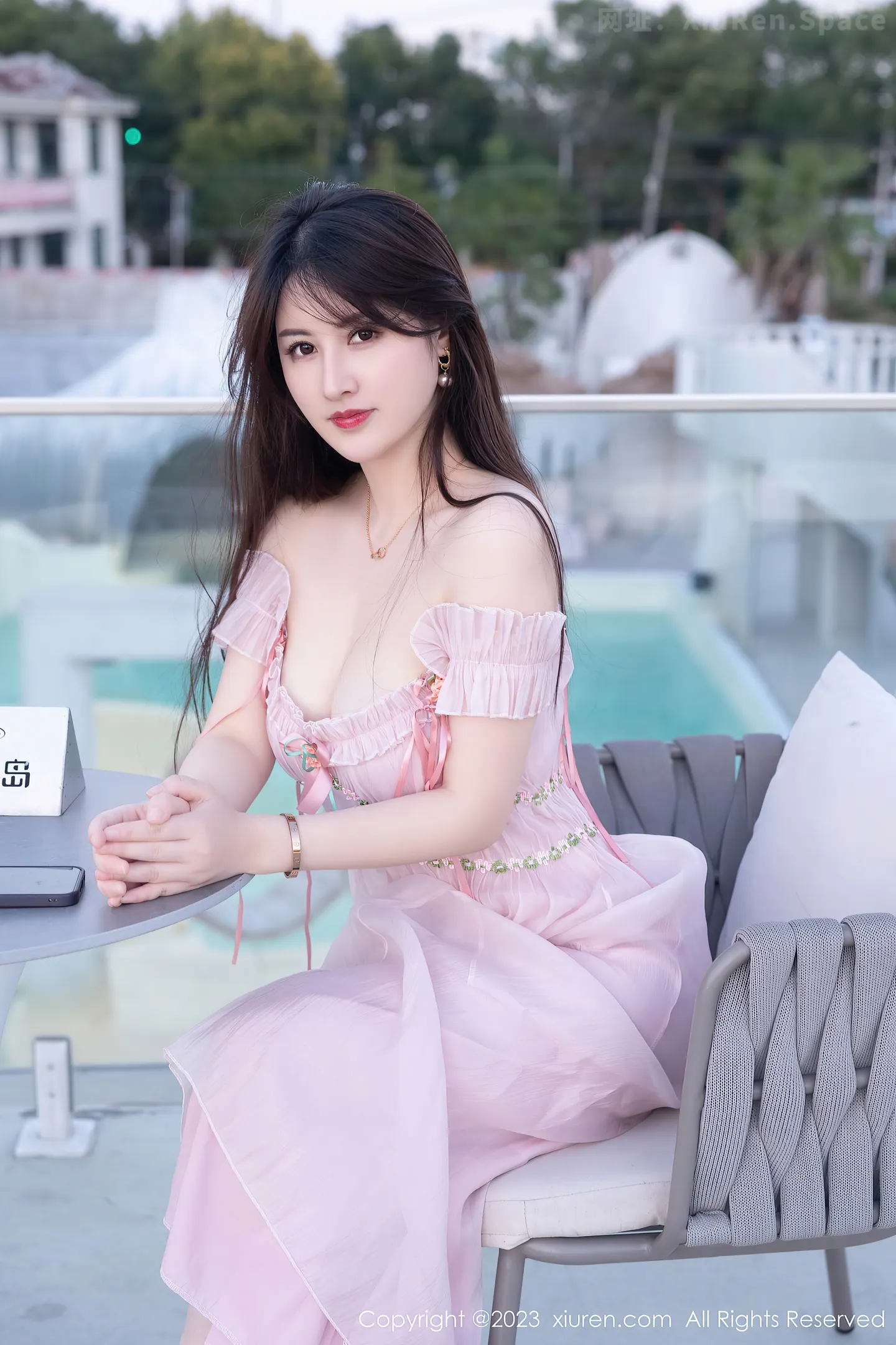 图片[6]-[XiuRen秀人网]VOL.7666 模特诗诗kiki性感粉色低胸裙露粉色蕾丝内衣秀丰腴身姿诱惑写真82P-秀人网官方网站